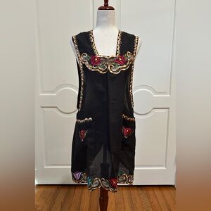 One of a Kind Traditional Oaxaca Apron  with pockets and flower Embroidery. M/L